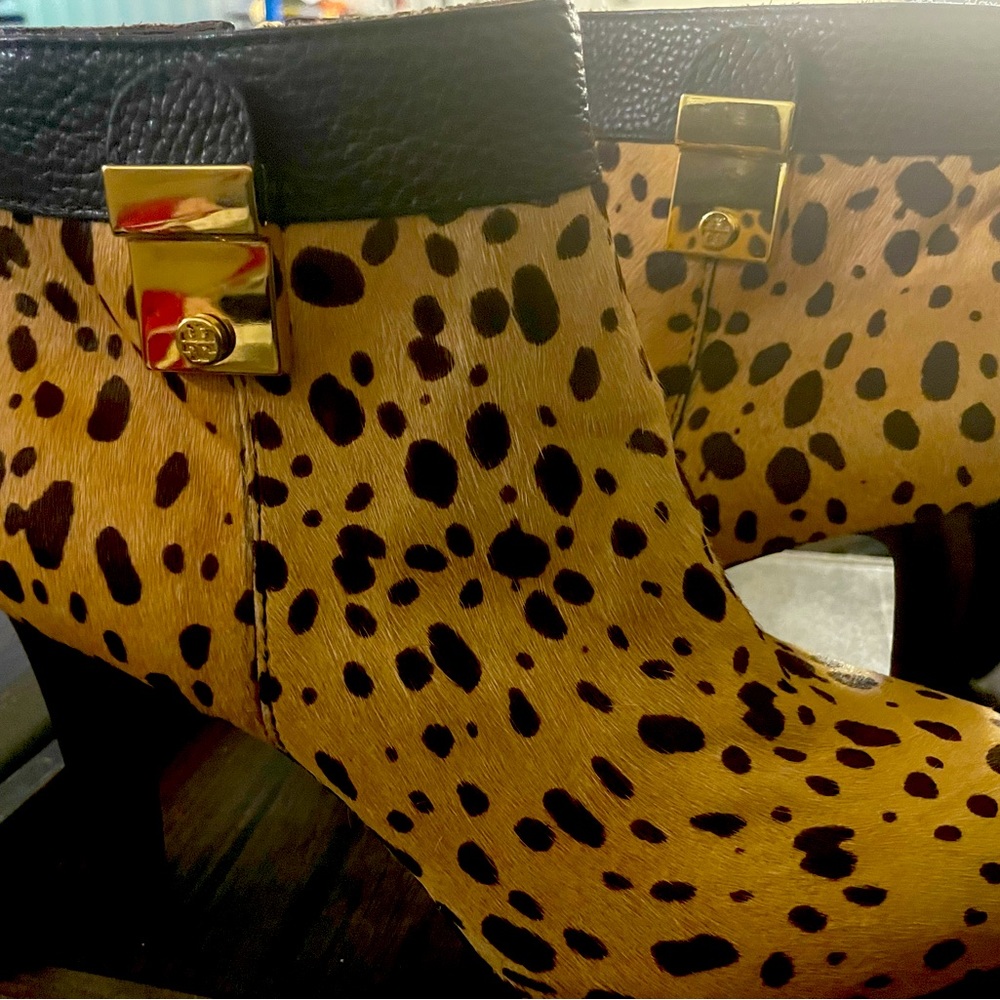 TORY BIRCH BOVINE HAIR GIRAFFE PRINT ANKLE BOOTS. SIZE 8.5 new
